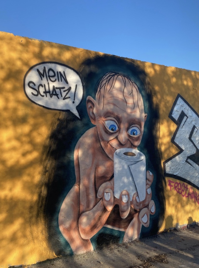 Новое граффити в Мауэрпарке. Надпись: «Моя прелесть».