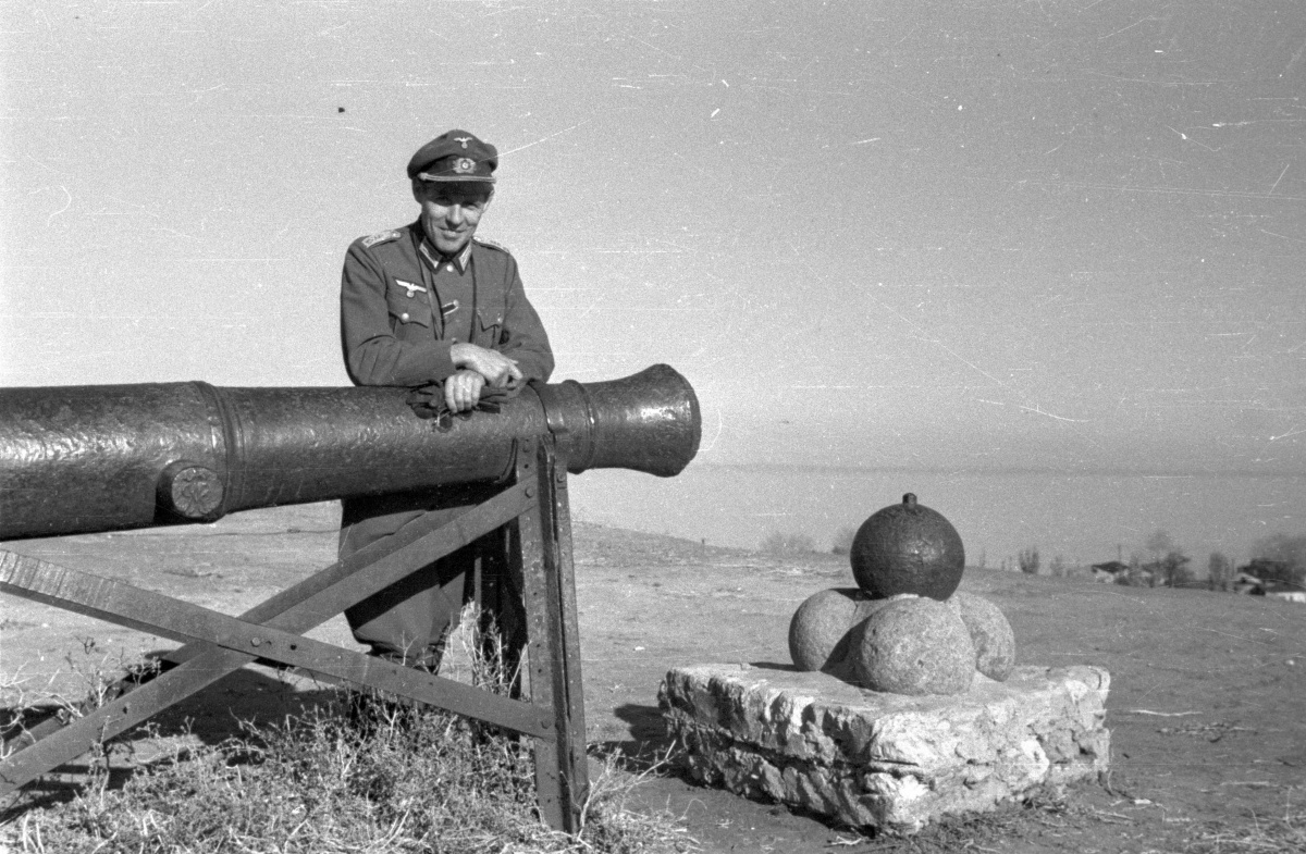 Немецкий офицер на Воронцовском бульваре. Осень 1942-го года.