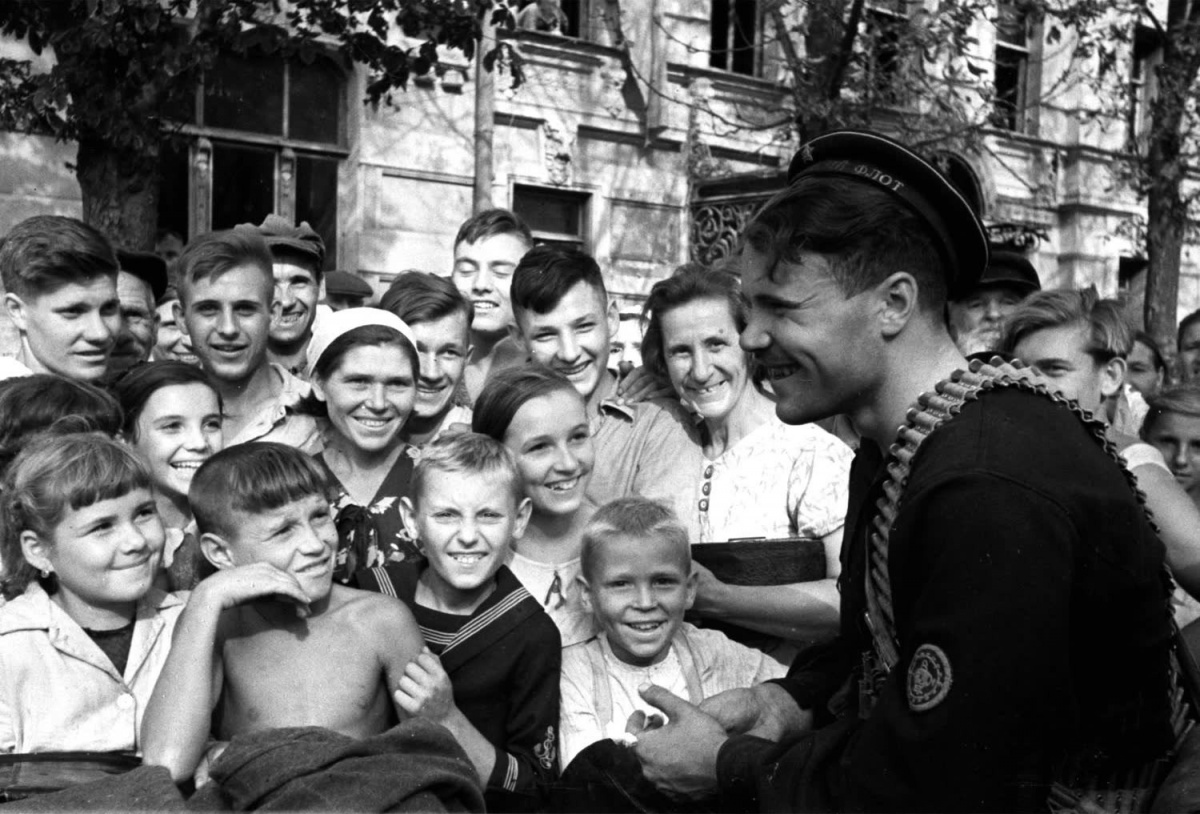 Краснофлотец бронекатера А. Огородников и жители освобожденного Таганрога. Август-сентябрь 1943 года.