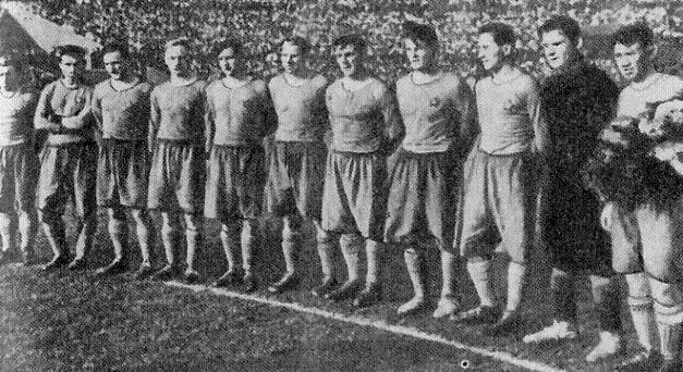 Команда ЦДКА — финалист кубка СССР 1944 года, Петр Щербатенко — пятый справа.