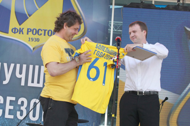 Сергею Копину вручают футболку «Болельщик года-2016».