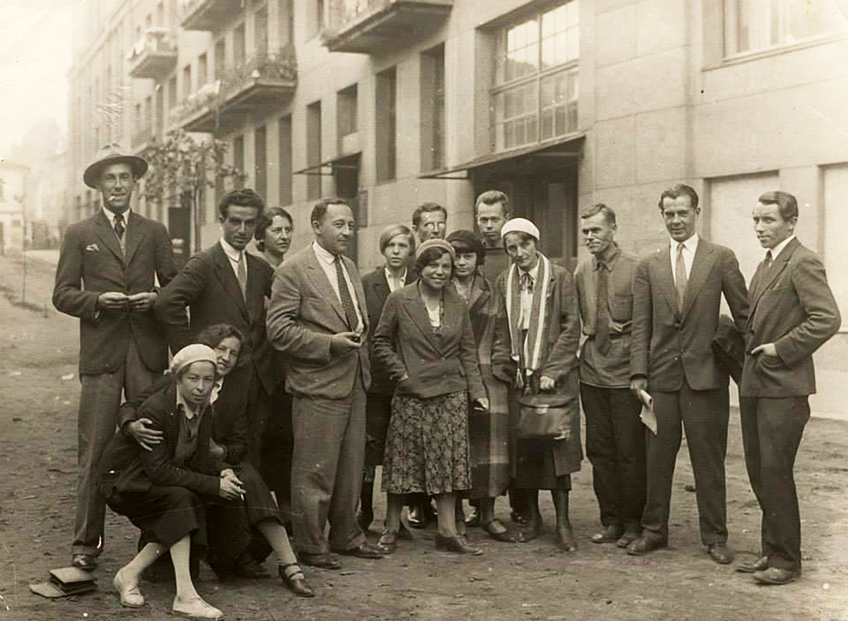 Театральная студия Юрия Завадского. Ростислав Плятт первый слева. Вторая половина 1920-х годов.