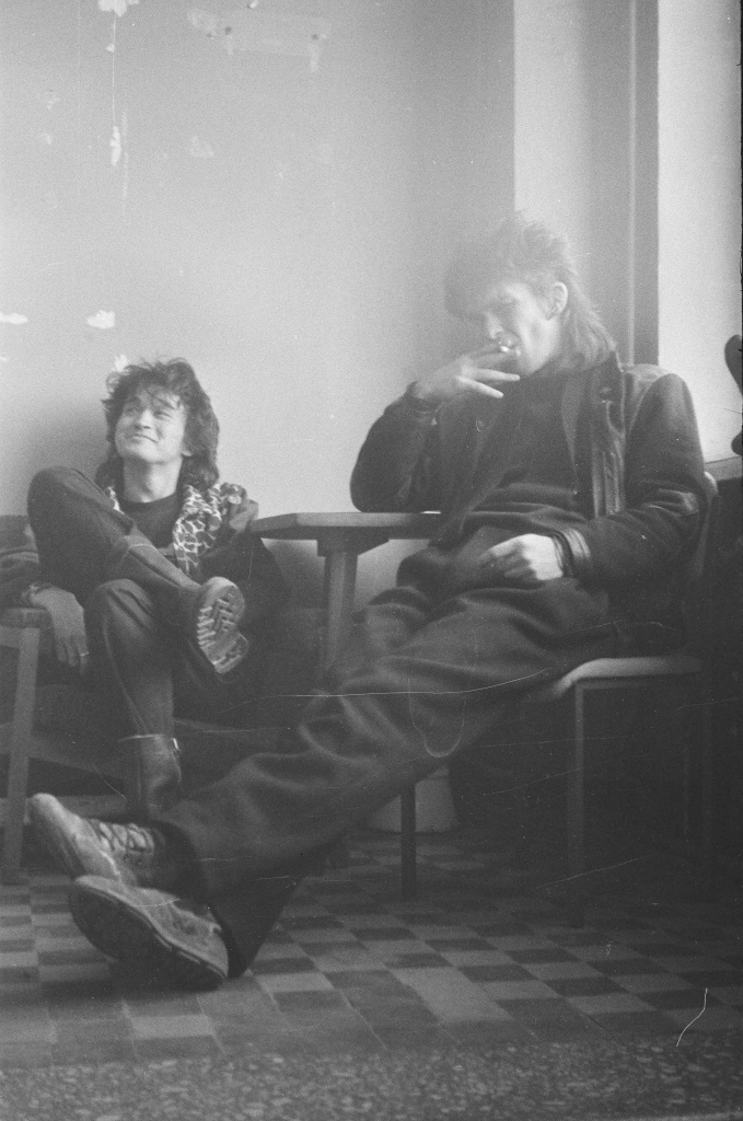 Виктор Цой и Юрий Каспарян во ВГИКе. Весна 1987 года. Фото из архива Аркадия Высоцкого.