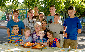 История самой многодетной семьи России. Двое родных детей, 83 приемных